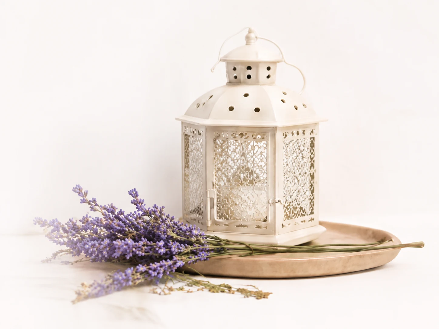 Buku Amalan Dicintai Allah dengan susunan hiasan lavender